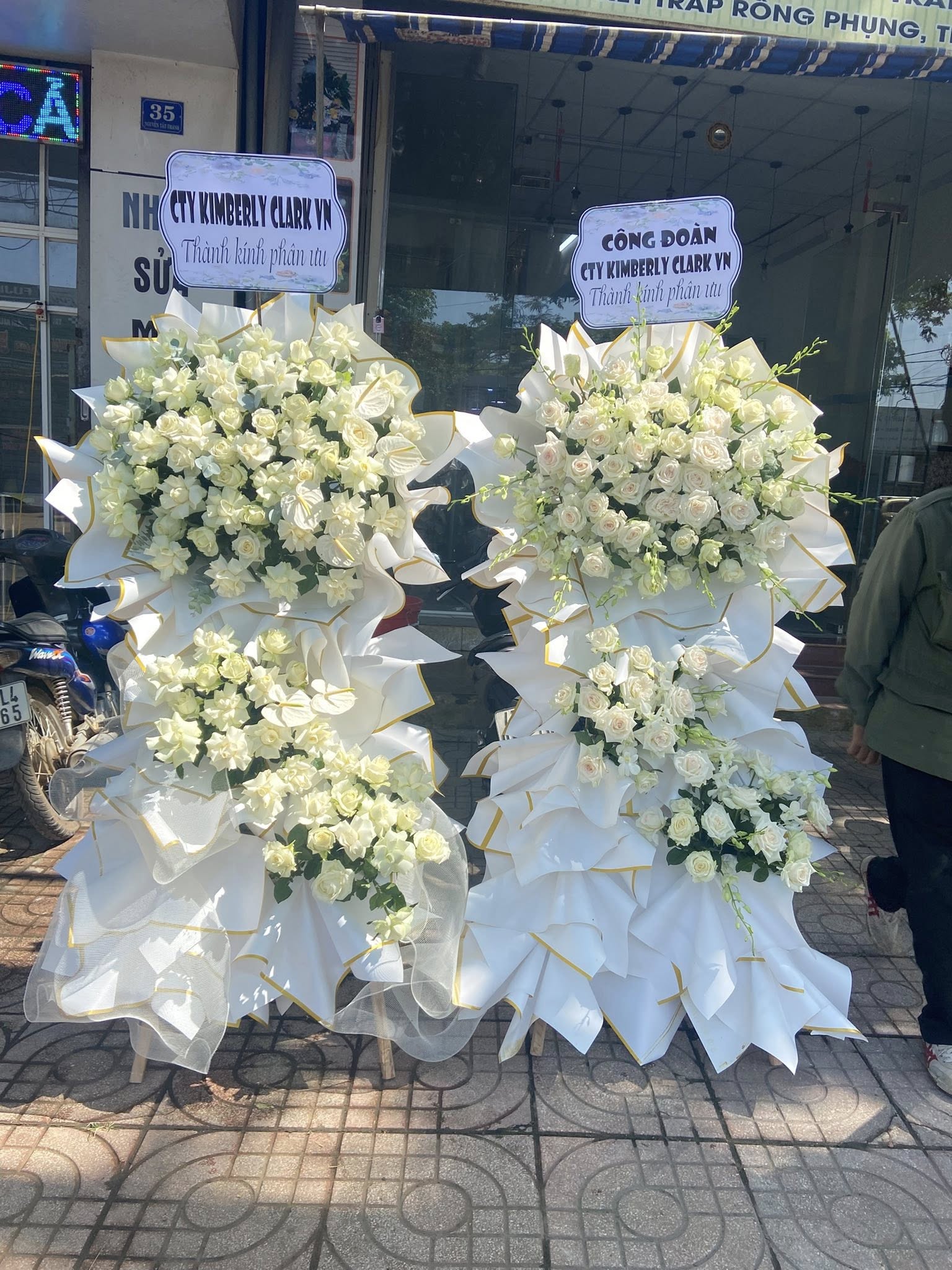 Đặt Hoa Chia Buồn Đẹp Tại EaKar
